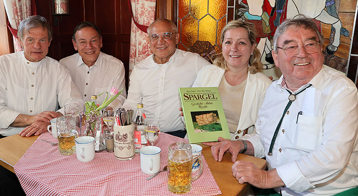 Anschließend ging es für Felix Magath und seine Frau zum Spargelessen im Schimmelwirt beim "Spargelpapst" Josef Plöckl (re.): Traditionelles Spargelfest Schrobenhausen am 27.05.2024 (©Foto: Martin Schmitz)